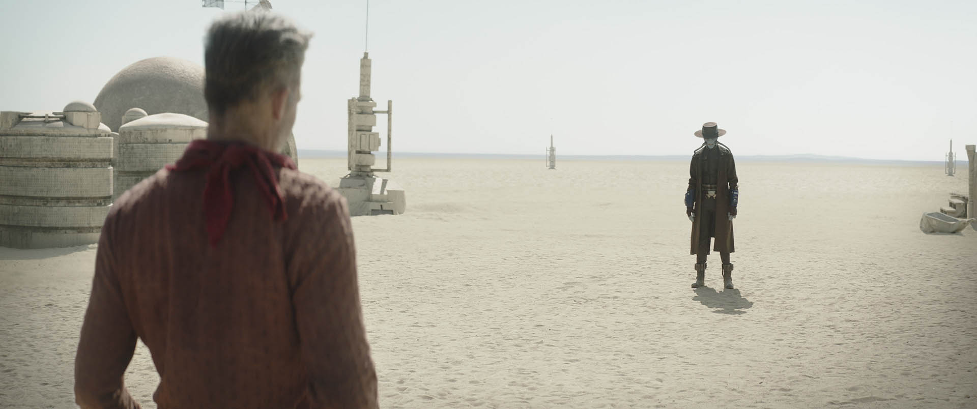 (L-R): Marshal Cobb Vanth (Timothy Olyphant) and Cad Bane [Corey Burton (voice); Dorian Kingi (performance artist)] in Lucasfilm's THE BOOK OF BOBA FETT, exclusively on Disney+. © 2022 Lucasfilm Ltd. & ™. All Rights Reserved.