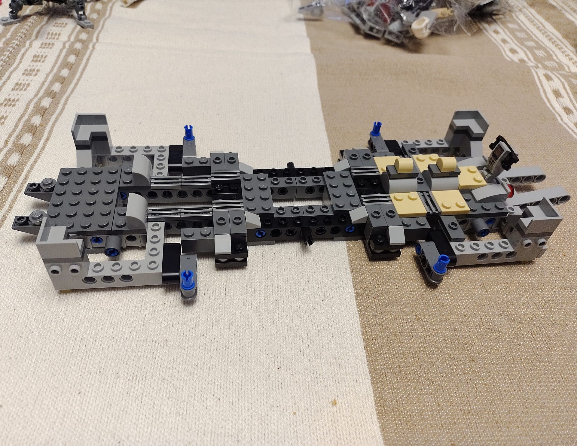 LEGO Star Wars AT-TE - building the main structure