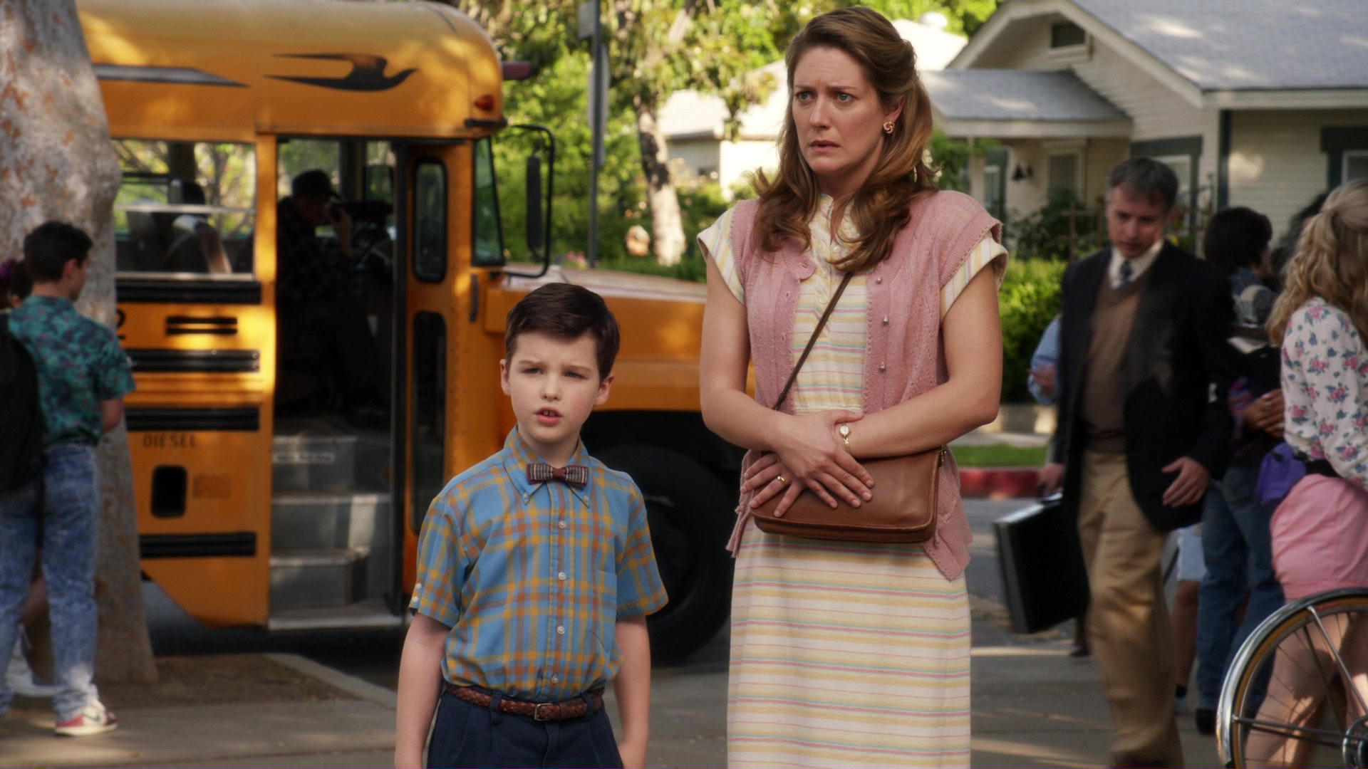 Young Sheldon and his mom in one of the first scenes of the show's season 1