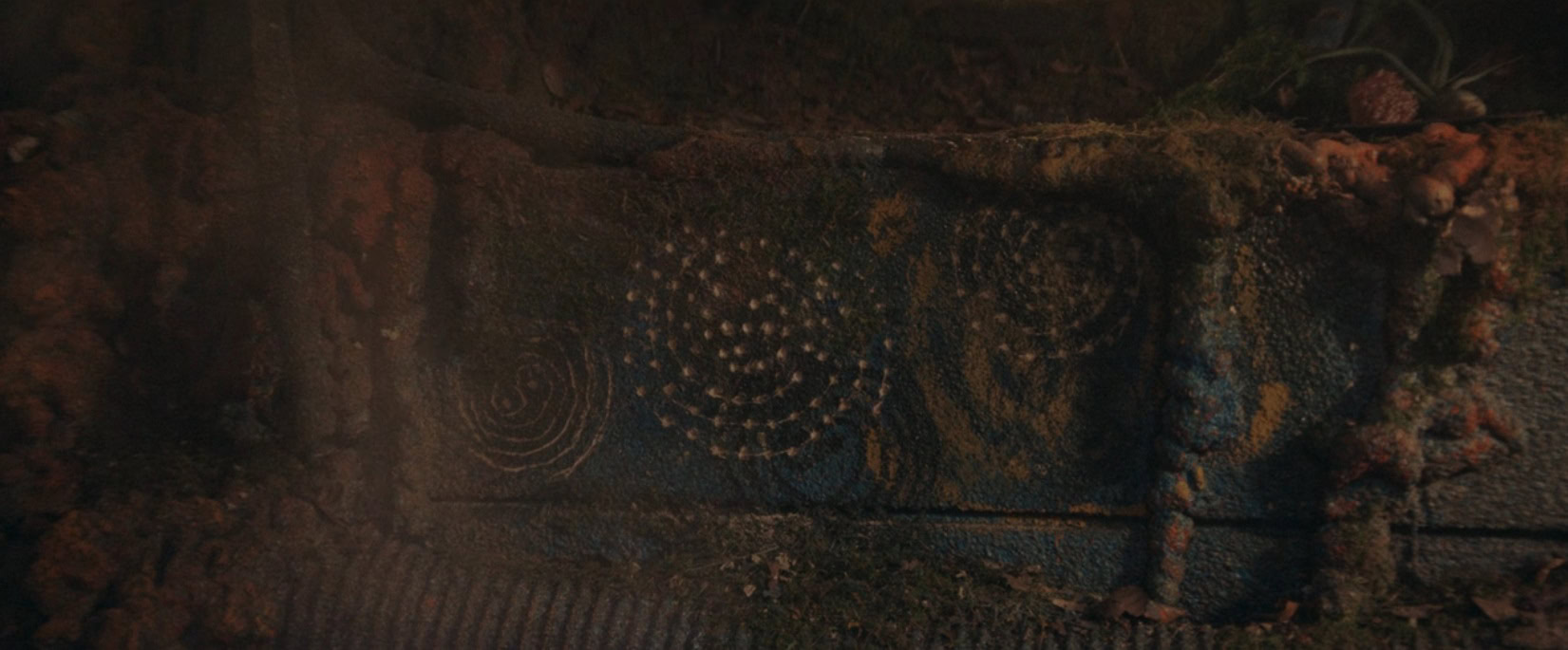 Strange symbols on the walls of Jedi Kelnaka's home
